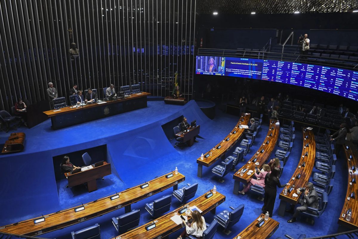 Senado deve votar nesta quarta PEC que acaba com a escala 6x1