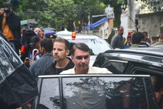 Senador dos EUA diz que eleição foi ‘roubada’ e chama Flávio de ‘legítimo presidente’