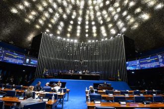 Senadores reafirmam resultado da eleição e criticam carta de Flávio