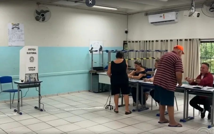 Sete cidades escolhem prefeitos em dia de eleição presidencial
