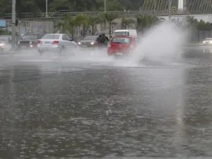Sexta-feira: ciclone e temporais ganham força no Brasil