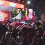 Sob chuva, apoiadores de Lula fazem ato no Largo da Batata, em SP, para mobilizar votos no 2º turno