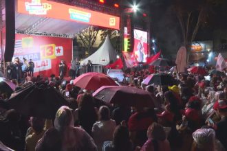 Sob chuva, apoiadores de Lula fazem ato no Largo da Batata, em SP, para mobilizar votos no 2º turno