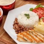 Somado a estresse, horário do jantar pode influenciar na saúde intestinal
