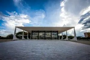 STF julga piso da enfermagem e pagamento de férias a servidores