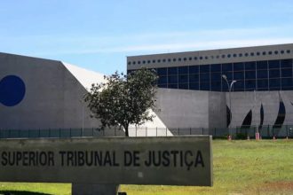 STJ abre investigação e exonera servidor suspeito de vazar minutas de decisões a advogado amigo de Flávio