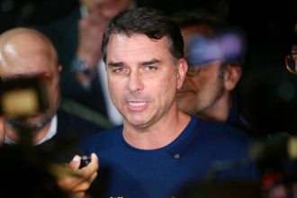 Suspeita de fuga de Flávio repercute na imprensa internacional em nova crise