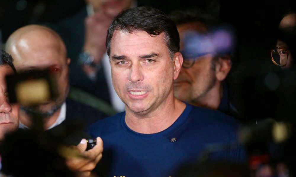 Suspeita de fuga de Flávio repercute na imprensa internacional em nova crise