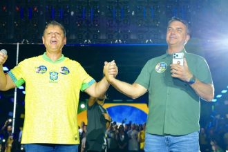 Tarcísio diz que aconselhou Flávio Bolsonaro a não sair do Brasil