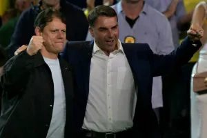 Tarcísio estreia em campanha de Flávio no 2° turno com ida a Porto Alegre