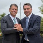 Tarcísio faz ‘mutirão’ e leva campanha de Flávio às redes sociais de prefeitos de 63 cidades