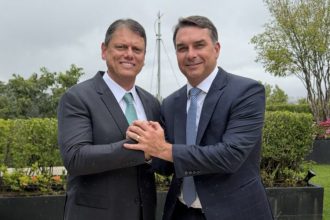 Tarcísio faz ‘mutirão’ e leva campanha de Flávio às redes sociais de prefeitos de 63 cidades