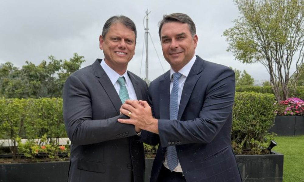 Tarcísio faz ‘mutirão’ e leva campanha de Flávio às redes sociais de prefeitos de 63 cidades