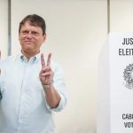 Tarcísio se reúne com Flávio após derrota e tenta evitar confronto com bolsonarismo