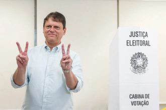 Tarcísio se reúne com Flávio após derrota e tenta evitar confronto com bolsonarismo