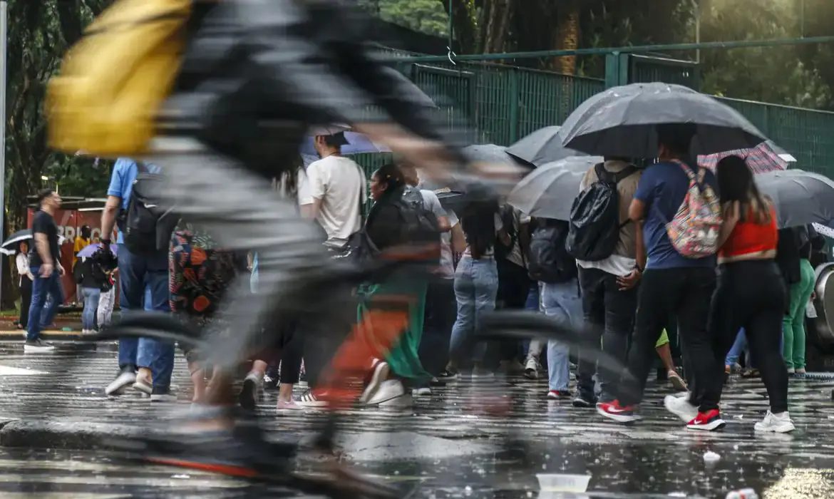Terça-feira: frente fria avança no país
