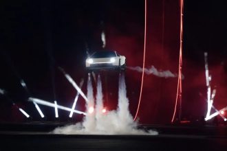 Tesla Roadster: Elon Musk apresenta carro voador e expõe o erro que pode estar custando milhões às empresas