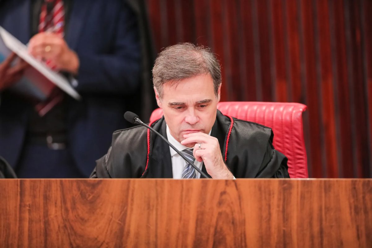 'Tesouraço de Flávio': Mendonça paralisa julgamento após TSE formar maioria para derrubar sua decisão contra vídeo de Lula