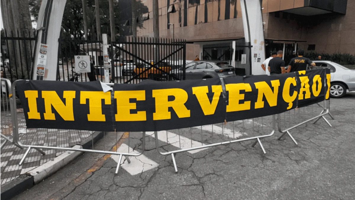 Torcedores do Corinthians pedem intervenção judicial no clube