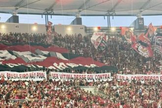 Torcida do Flamengo critica Lula, Congresso e STF no Fla-Flu