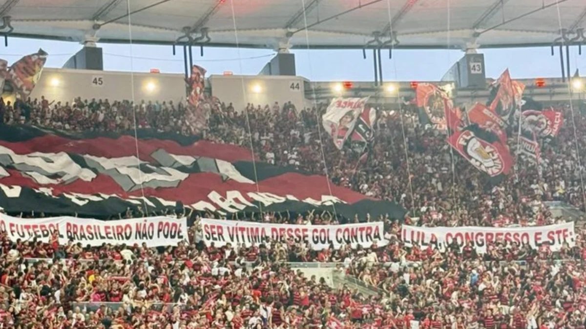 Torcida do Flamengo critica Lula, Congresso e STF no Fla-Flu