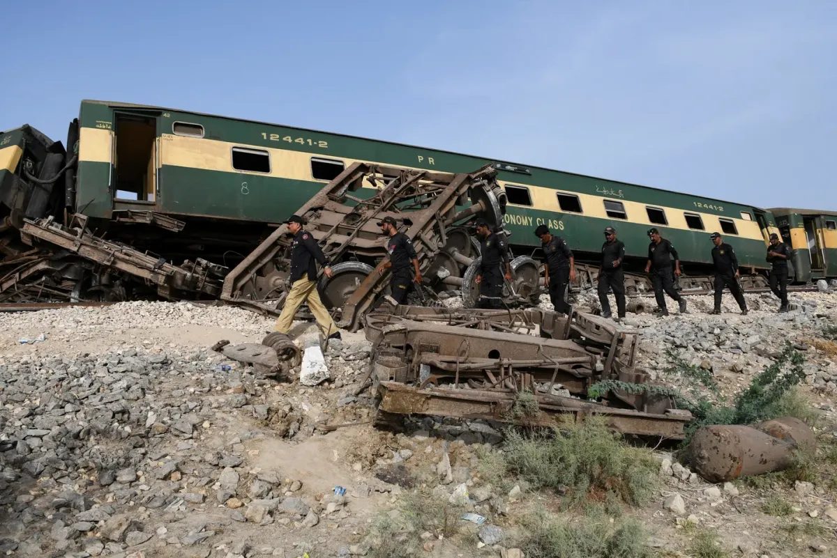 Trem descarrila no Paquistão e deixa ao menos quatro mortos e 30 feridos