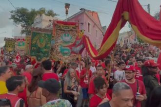 Três cidades do Grande Recife têm atos em apoio a Lula; vídeo mostra desfile de agremiações em Olinda