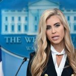 Trump demite porta-voz após uma semana e polêmica sobre título de advogada