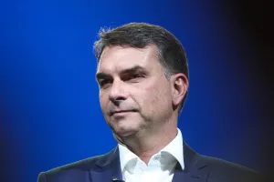 TSE admite falha em propaganda de Flávio e anuncia reexibição