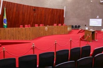 TSE julga processos envolvendo publicações de propaganda eleitoral de Flávio Bolsonaro e Lula