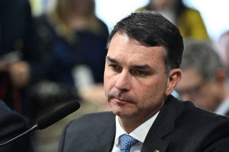 TSE manda Flávio Bolsonaro apagar vídeo falso sobre drogas em ato pró-Lula na Paulista