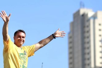 TSE manda remover posts que ligam Flávio à operação da PF