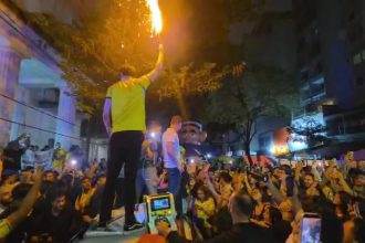 Universitários fazem ato pró-Flávio com críticas a Moraes em SP