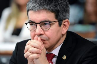 ‘Vamos trabalhar para aprovar PEC da Segurança na 3ª feira’, diz Randolfe