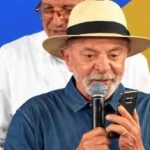 Van com identificação do MEC busca alunos depois de gravarem com Lula
