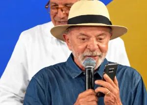 Van com identificação do MEC busca alunos depois de gravarem com Lula