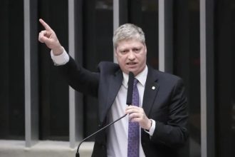 Van Hattem diz que Senado irá abrir impeachment de Moraes com Lula ou Flávio no Planalto