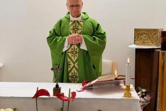 Vaticano divulga primeiras FOTOS de papa Leão XIV após cirurgia para retirada de câncer; VEJA