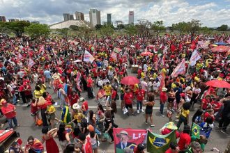 Veja imagens do ato da esquerda em Brasília neste domingo