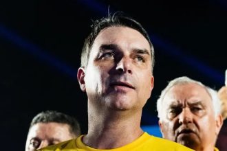 Veritá: Flávio lidera fora da margem de erro