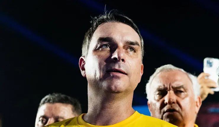 Veritá: Flávio lidera fora da margem de erro