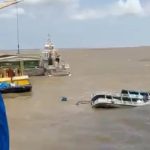 VÍDEO: Barco naufraga em Santarém e passageiros são resgatados do rio