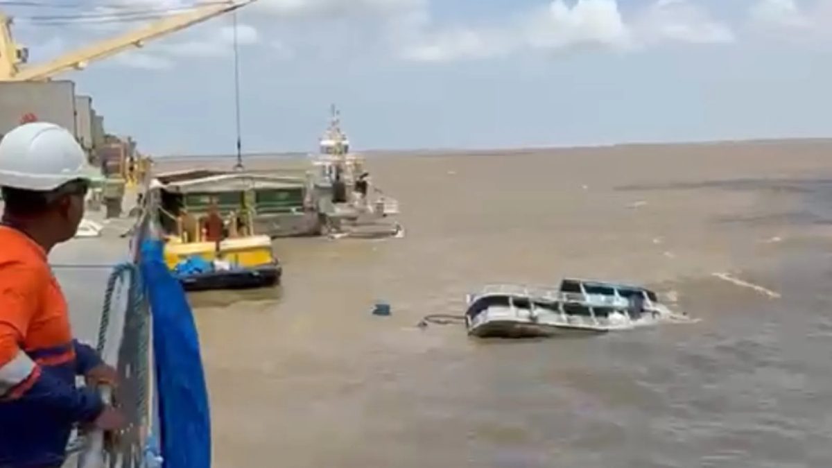 VÍDEO: Barco naufraga em Santarém e passageiros são resgatados do rio
