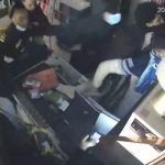 VÍDEO: câmeras registram invasão e saque de loja em Nice por manifestantes