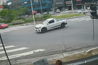 VÍDEO: carro em alta velocidade atinge outro em cruzamento de avenida e deixa dois feridos em Jundiaí