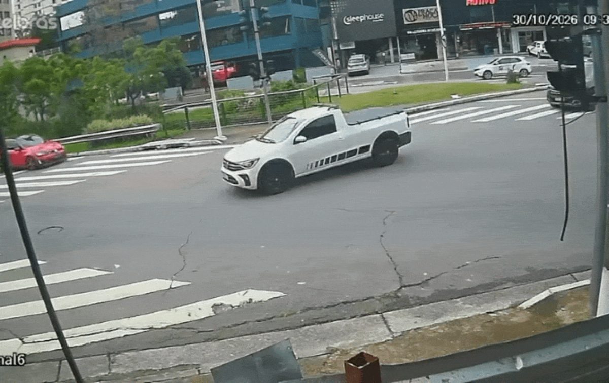 VÍDEO: carro em alta velocidade atinge outro em cruzamento de avenida e deixa dois feridos em Jundiaí
