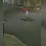 VÍDEO: Ciclista cai após batida com carro e quase é atropelado por caminhão em Uberlândia