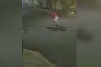 VÍDEO: Ciclista cai após batida com carro e quase é atropelado por caminhão em Uberlândia