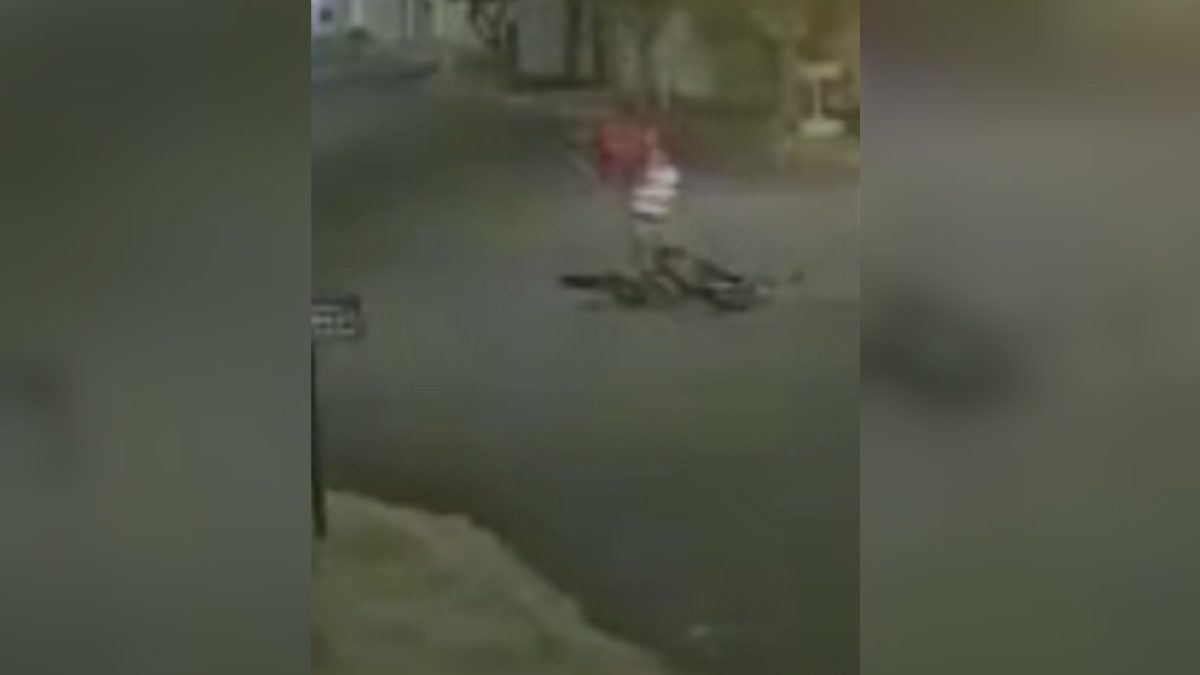 VÍDEO: Ciclista cai após batida com carro e quase é atropelado por caminhão em Uberlândia