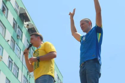 VÍDEO: Flávio diz que Jair Bolsonaro colocará a faixa presidencial nele no dia da posse e promete reduzir maioridade penal